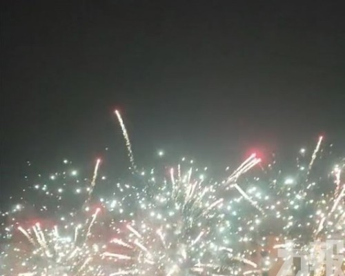 民眾燃放煙花慶「天晴了」