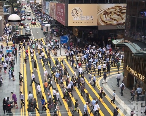 逾四成申請人選擇離港