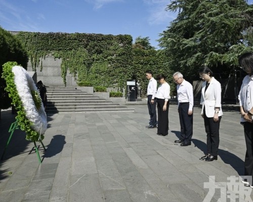 岑浩輝參謁南京大屠殺遇難同胞紀念館