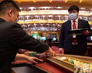 平均月薪同比上升2.4%
