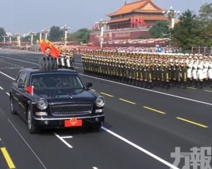 習近平乘紅旗車檢閱部隊
