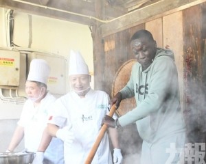 體驗川劇變臉與吐火表演
