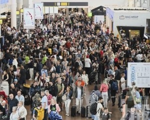 報到中斷航班取消大混亂
