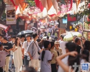 超狂夫妻駕直升機「飛天返鄉」