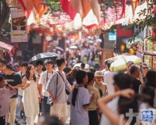 超狂夫妻駕直升機「飛天返鄉」