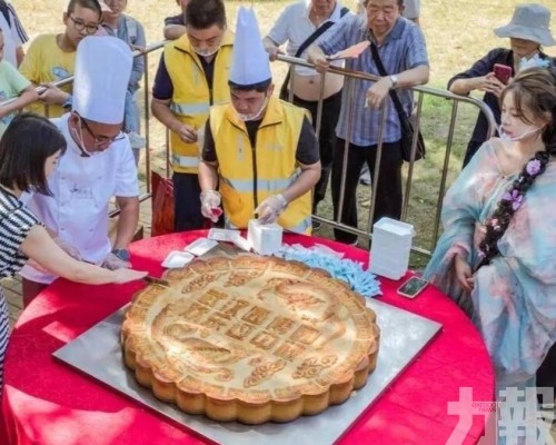 500遊客排隊共享中秋滋味