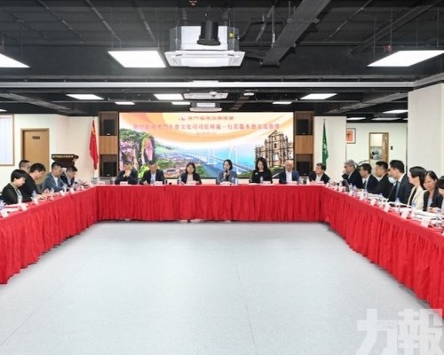 柯嵐率社文團隊聽取多個社團意見
