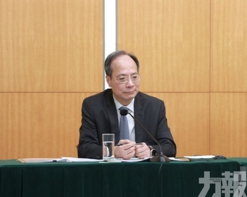 ​容光亮退休