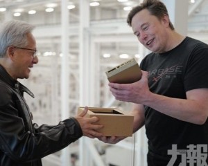 黃仁勳親自交付予馬斯克
