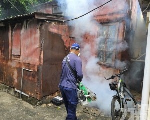 衛生局於確診病例所涉風險點開展滅蚊 衛生局於確診病例所涉風險點開展滅蚊