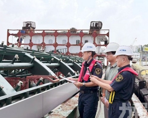 助77噸大型鋼結構件水路輸港