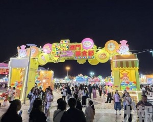 攤檔現排隊人龍愈夜愈熱鬧