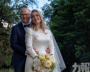 成當地首位任內結婚領導人