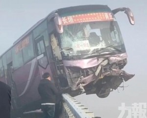 巴士衝出護欄懸空幸無人傷