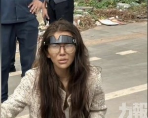 衣衫襤褸雙腿受傷疑精神失常