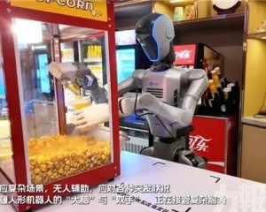 連續工作14小時 售票賣爆谷樣樣通