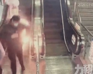 上海地鐵男外套著火狂奔