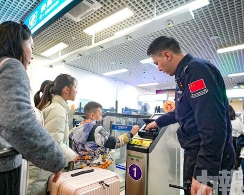 灣仔口岸客流較平日增逾三成