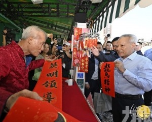 ​岑浩輝走訪年宵市場及爆竹燃放區