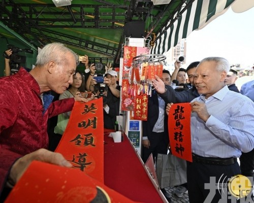 ​岑浩輝走訪年宵市場及爆竹燃放區
