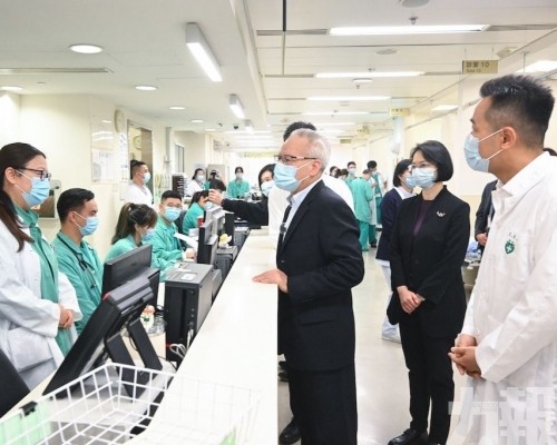 岑浩輝視察多個部門及機構