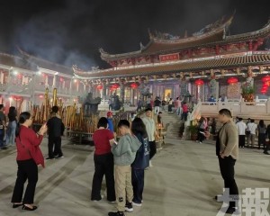 善信深夜湧至澳門媽祖文化村上頭炷香祈福