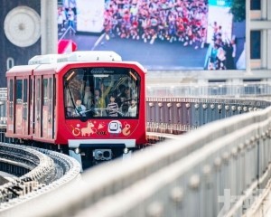 全新主題列車登場賀馬年