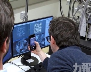 須使用電子顯微鏡才能讀取