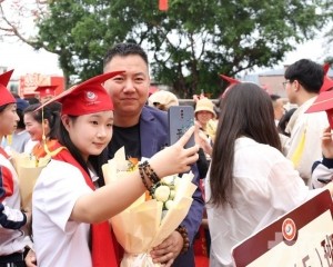 500學子跨越成人門宣告成年