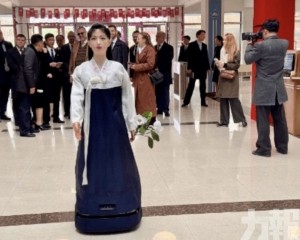 韓服造型與「神秘微笑」引關注