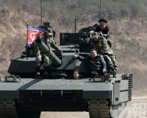 愛女同乘戰車成焦點