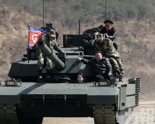 愛女同乘戰車成焦點