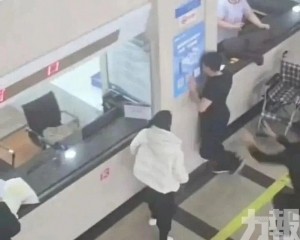 丈夫失控撞牆喊離婚