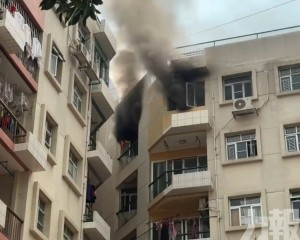 ​有片！氹仔平民新邨頂樓起火