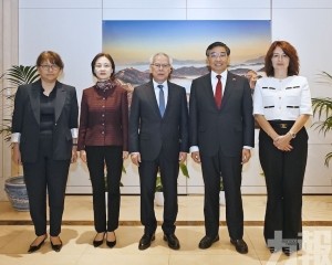 岑浩輝與中國駐比利時大使費勝潮會面