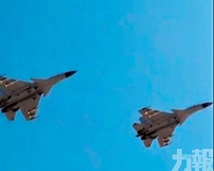 央視曝殲15掛彈驅離