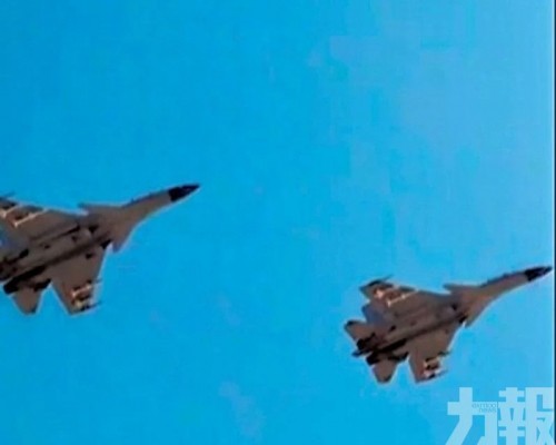 央視曝殲15掛彈驅離