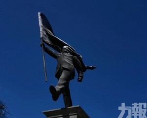 倫敦神秘遮臉雕像引熱議