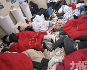 遊客擠爆廁所避雨過夜