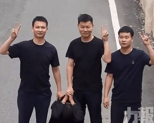 公安拘人後鏡頭前「比V」回敬