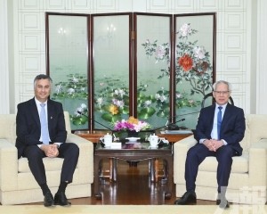 岑浩輝與葡萄牙教育、科學和創新部部長費爾南多&middot;亞歷山大會面
