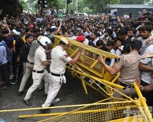 警方阻遊行爆衝突