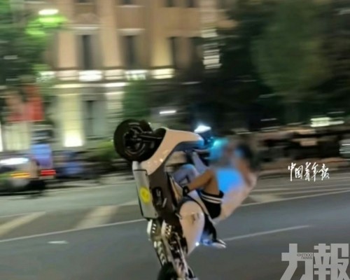 戴面具持玩具槍挑釁警員遭圍捕
