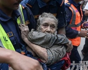 全家爬屋頂躲死劫 家當只剩身上衣