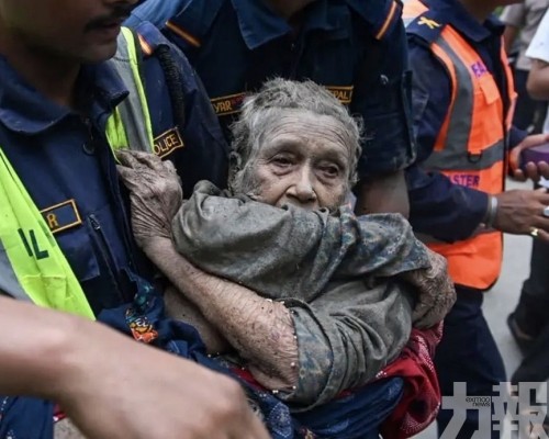 全家爬屋頂躲死劫 家當只剩身上衣