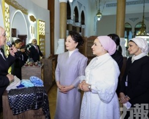 彭麗媛同埃及總統塞西夫人依緹薩爾茶敘並參觀小型手工藝品展