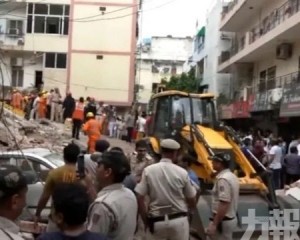 至少五死數十人被困 