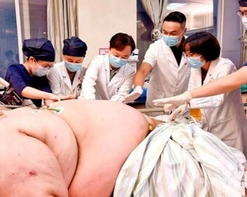 出動12名醫護合力抬上病床