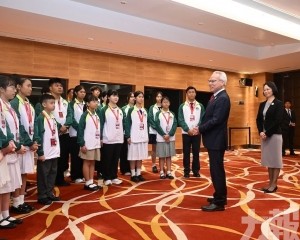 岑浩輝與「向國旗敬禮」青少年互動交流