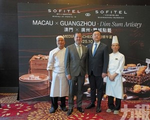 與餐廳主廚佐武弘進先生合影。